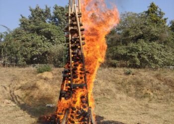 শীতৰ কুঁৱলী ফালি, লাৱণি খোজেৰে আহিছে ভোগালী