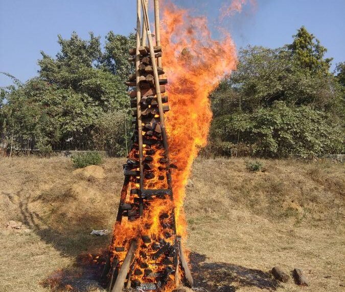 শীতৰ কুঁৱলী ফালি, লাৱণি খোজেৰে আহিছে ভোগালী