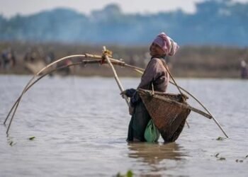 জাকৈয়া গাভৰুৰ মোক খা মোক খা খিলখিল হাঁহি ………
