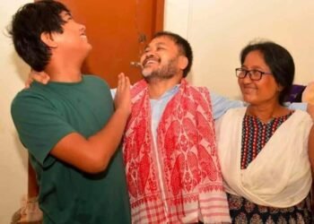 প্ৰায় ডেৰ বছৰৰ মূৰত পৰিয়ালক লগ বিধায়ক অখিল গগৈৰ