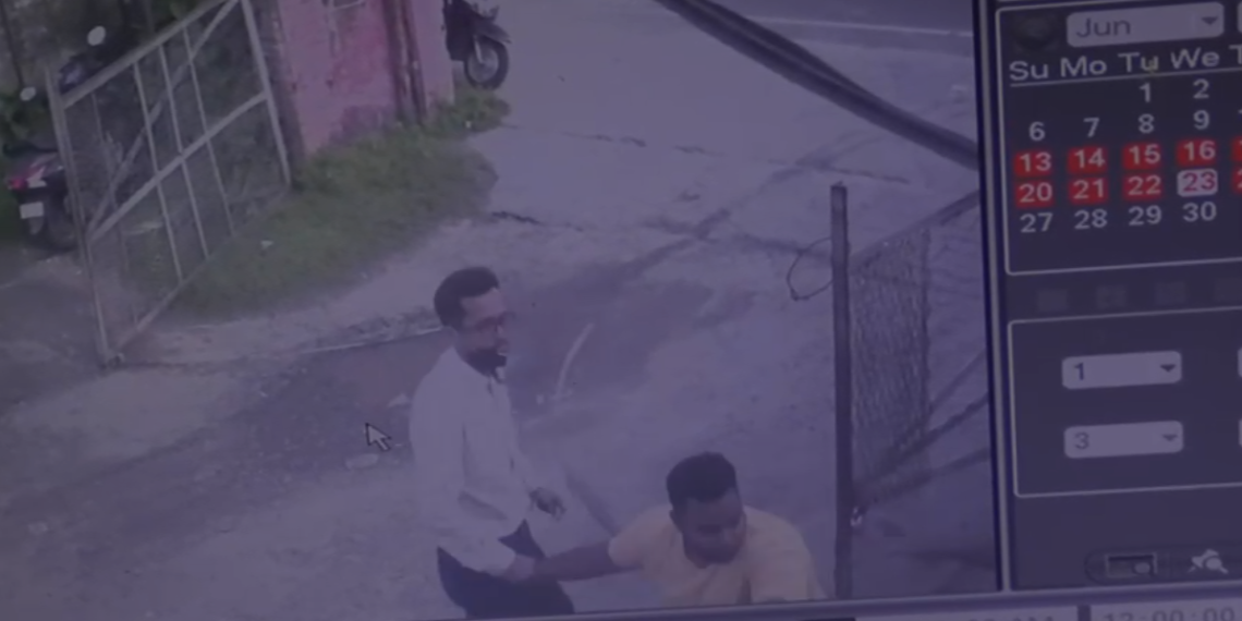 বিদ্যুৎ চুৰিৰ ঘটনা ধৰা পেলোৱাৰ বাবে বিষয়াক আক্ৰমণ একে বিভাগৰে কৰ্মচাৰীৰ