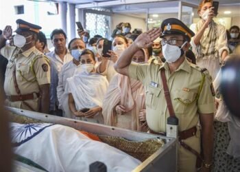 Dilip Kumar Last Rites: জাতীয় পতাকাৰে ঢাকি কবৰস্থানলৈ লৈ যোৱা হ’ল দিলীপ কুমাৰক