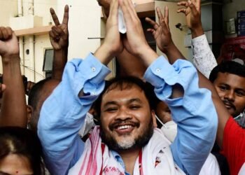 মিঞা এলেকাত কোন বেছি Popular? আজমল ভাতৃ নে মই? বদৰুদ্দিন-ছিৰাজুদ্দিনক প্ৰত্যাহ্বান অখিল গগৈৰ