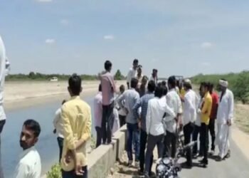 হৃদয় বিদাৰক ঘটনা! ৪ গৰাকী কন্যা সন্তানক লৈ নৰ্মদা নদীত জাঁপ মাতৃৰ