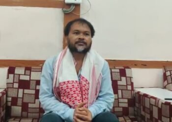 মুখ্যমন্ত্ৰী হিমন্ত বিশ্ব শৰ্মাৰ ‘এক ইঞ্চি মাটিও এৰি নিদিয়াৰ’ ডায়লগ শুনি শুনি আমনি লাগিছেঃ অখিল গগৈ
