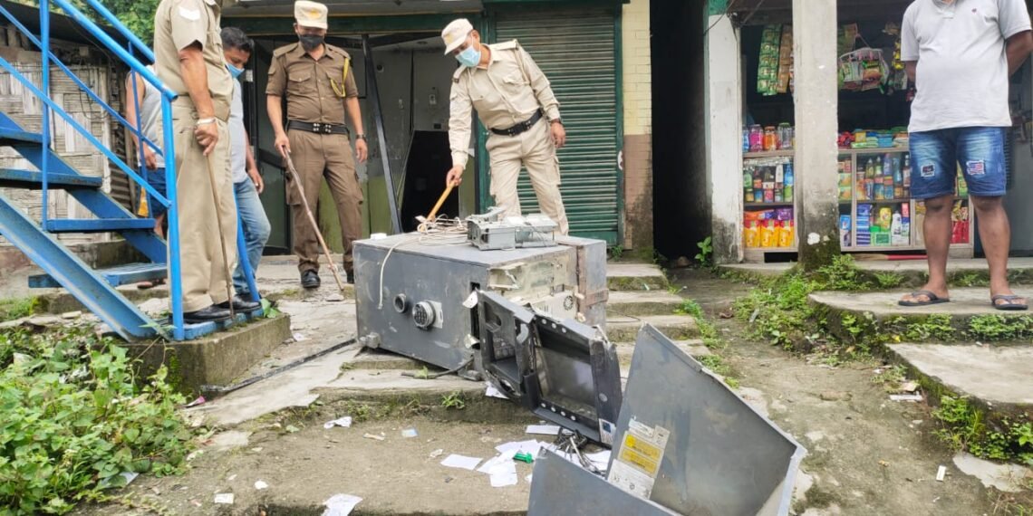 আৰক্ষী কলনিত বিফল ATM চোৰ; টকা উলিয়াব নোৱাৰি বাহিৰতে পেলাই থৈ যায় ATMটো