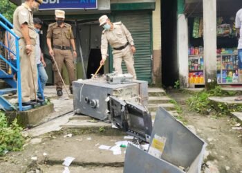আৰক্ষী কলনিত বিফল ATM চোৰ; টকা উলিয়াব নোৱাৰি বাহিৰতে পেলাই থৈ যায় ATMটো