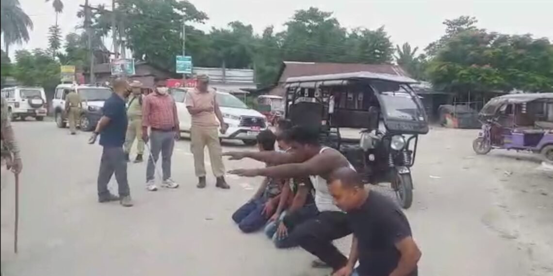 Video: সান্ধ্য আইন ভংগকাৰীৰ বিলৈ; আঁঠু কঢ়োৱাই, পুছ-আপ কৰোৱাই শাস্তি প্ৰদান