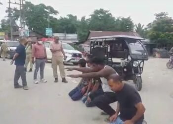 Video: সান্ধ্য আইন ভংগকাৰীৰ বিলৈ; আঁঠু কঢ়োৱাই, পুছ-আপ কৰোৱাই শাস্তি প্ৰদান