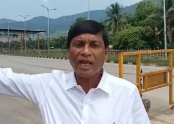 Video: ‘গেটত ইহতে খালি জেং লগায়, গেট জ্বলাই দিম, চিনি পোৱা নাই?- টোলগে’টত ভাবুকি বিজেপি নেতাৰ