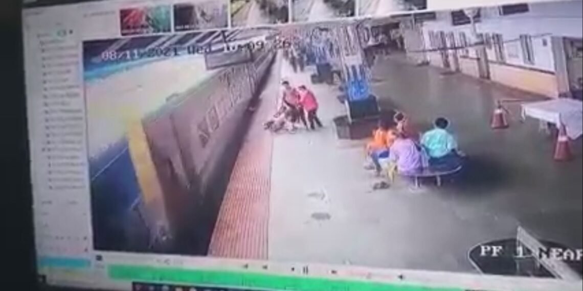 শিহৰণকাৰী! চলন্ত ৰে’লৰ পৰা বাগৰি পৰে ২ যাত্ৰী; চাওক VIDEO