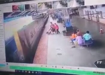 শিহৰণকাৰী! চলন্ত ৰে’লৰ পৰা বাগৰি পৰে ২ যাত্ৰী; চাওক VIDEO