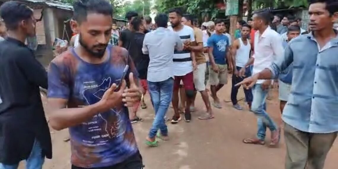 Video: আমছুৰ ২টা গোটৰ মাজত ভয়ংকৰ মাৰপিট; কাৰণ?