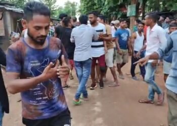 Video: আমছুৰ ২টা গোটৰ মাজত ভয়ংকৰ মাৰপিট; কাৰণ?
