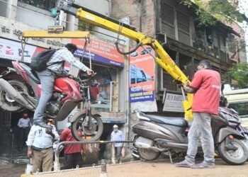 ৰাজপথত হাইভল্টেজ ড্ৰামা! No Parkingৰ পৰা ক্ৰেনেৰে বাইক উঠাই লোৱাত যুৱকৰ এইখন নাটক