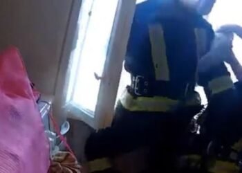 আত্মহত্যা কৰিবলৈ জঁপিয়ালে চাদৰ পৰা; কিন্তু উদ্ধাৰকাৰীয়ে ধৰি ল’লে খিৰিকীৰ পৰা, চাওক VIDEO