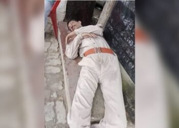 এফালে সুৰামত্ত আৰক্ষীৰ টোপনি; পাছফালে দেশভক্তি গীত, স্বাধীনতা দিৱসত দায়িত্ব এৰি সুৰাপান কৰি ৰাস্তাতে শুই দিয়া কোন এইজন আৰক্ষী?