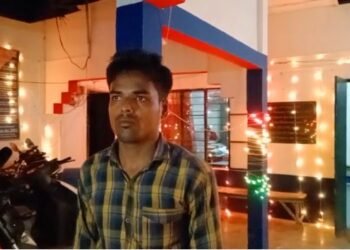 নৃশংস! ৰাজপথত যুৱতীক চোকা অস্ত্ৰৰে আক্ৰমণ যুৱকৰ; আক্ৰমণত পেটৰ অংগ-প্ৰত্যংগ ওলাই আহে