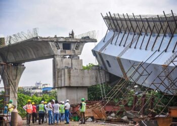 মুম্বাইত নিৰ্মীয়মান ফ্লাইঅভাৰৰ এটা অংশ খহি পৰে; ১৪জন কৰ্মচাৰী আহত