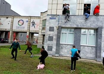 Russia University Shooting: গুলীৰ ভয়ত বিল্ডিঙৰ পৰা জাঁপ শিক্ষাৰ্থী-শিক্ষকৰ; বন্ধ কৰি লয় কোঠাত