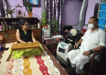 লেখিকা শৰ্মিষ্ঠা প্ৰীতমলৈ Oxygen Concentrator উপহাৰ সাংসদ প্ৰদ্যুৎ বৰদলৈৰ