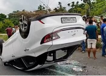 ৰাখে হৰি মাৰে কোনে! ভয়ংকৰ পথ দুৰ্ঘটনাৰ পৰা কথমপি প্ৰাণৰক্ষা মাতৃ-পুত্ৰৰ