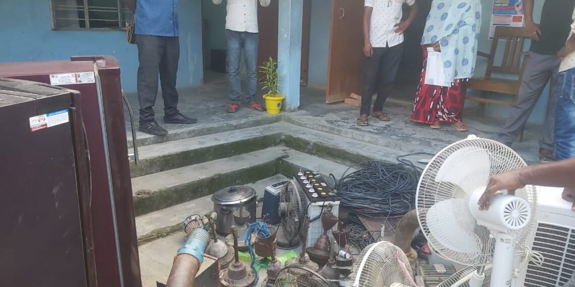 বিদ্যুত চুৰি কৰা লোকৰ ঘৰত বিদ্যুৎ বিভাগ; উঠাই লৈ যায় ফ্ৰীজ, মটৰ, ফেন,  কুকাৰ