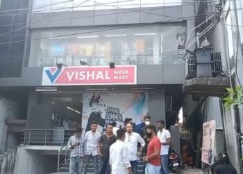 Video:’অসমতে আছো নে বাংলাদেশতে আছো ধৰিবয়ে নোৱাৰি’- বৰপেটাৰোডৰ বিশাল মেগা মাৰ্টত মাইকত ঘোষণা শুনি যুৱকৰ ক্ষোভ