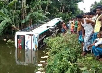ভয়ংকৰ পথ দুৰ্ঘটনা! চালকৰ বিপৰীতে হেণ্ডিমেনে চলোৱা বাবে দ’ খাৱৈত বাগৰি পৰে যাত্ৰীবাহী বাছ