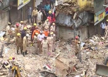দিল্লীৰ মলকাগঞ্জত ৪ মহলীয়া অট্টালিকা পৰে খহি; ধ্বংসাৱশেষৰ পৰা উদ্ধাৰ ২ শিশু