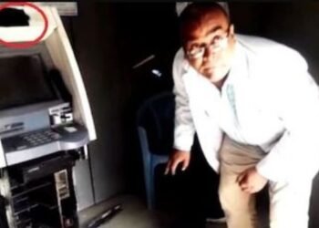 অঘাইতং চোৰ! কেমেৰাত ক’লা ৰং সানি ATMৰ পৰা ওলাই লৈ গ’ল ৭.৪৩ লাখ