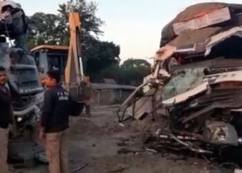 ভয়ংকৰ পথ দুৰ্ঘটনা; ট্ৰাক আৰু ডাম্পাৰৰ মুখামুখি সংঘৰ্ষ, এজন নিহত