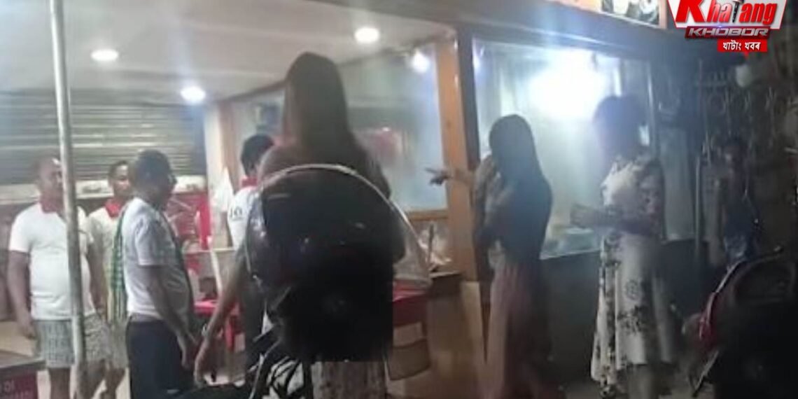 Video: গুৱাহাটীত মাজনিশা কিন্নৰৰ নগ্ন অৱস্থাত অটপালি; দম্পতীক আৰু আৰক্ষীক আক্ৰমণ