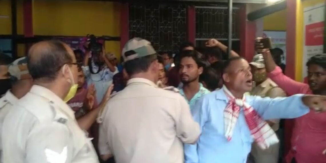হায় ৰে স্বাস্থ্য বিভাগ! চিকিৎসাৰ অভাৱত এগৰাকী ৰোগীৰ মৃত্যুৰ পিছতে পৰিস্থিতি উত্তপ্ত