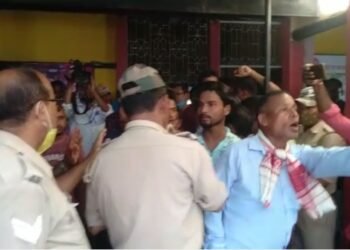 হায় ৰে স্বাস্থ্য বিভাগ! চিকিৎসাৰ অভাৱত এগৰাকী ৰোগীৰ মৃত্যুৰ পিছতে পৰিস্থিতি উত্তপ্ত