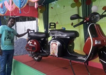‘এখন বাইকত ৩জন উঠক’- এই ফৰ্মূলা দিছিল ভৱেশ কলিতাই; অনুপ্ৰেৰণাত যুৱকে নিৰ্মাণ কৰিলে ৪জন উঠিব পৰা বাইক