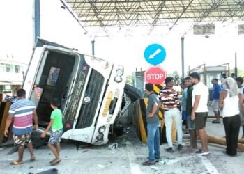 ভয়ংকৰ পথ দুৰ্ঘটনা (Road Accident); কথমপি প্ৰাণ ৰক্ষা স্কুলীয়া ছাত্ৰ-ছাত্ৰীৰ লগতে পথচাৰীৰ