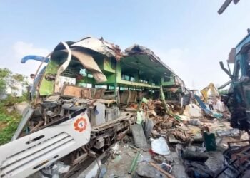 ভয়ংকৰ পথ দুৰ্ঘটনা; বাছ আৰু ট্ৰাকৰ মুখামুখি সংৰ্ঘষত ৯জনৰ মৃত্যু, ২৭ আহত