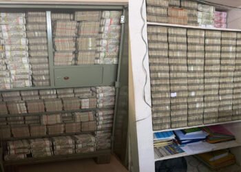 টকাই টকা আলমাৰীত! আয়কৰ বিভাগে টকা দেখি হ’ল হতবাক, চাওক Photo