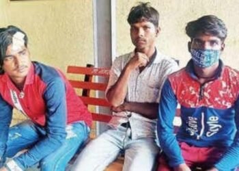 চলন্ত ৰে’লত প্ৰথমে যাত্ৰীক লুটপাত; তাৰ পিছত এগৰাকী মহিলাক দলবদ্ধ ধৰ্ষণ, গ্ৰেপ্তাৰ ৪