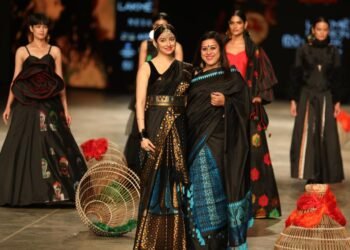 এটা ভাল খবৰঃ অসমীয়া ফেশ্বন ডিজাইনাৰ সংযুক্তা দত্তই ডিজাইন কৰা চাদৰ মেখেলা পিন্ধি ৰেম্পত খোজ দিব্যা খোচলা কুমাৰৰ