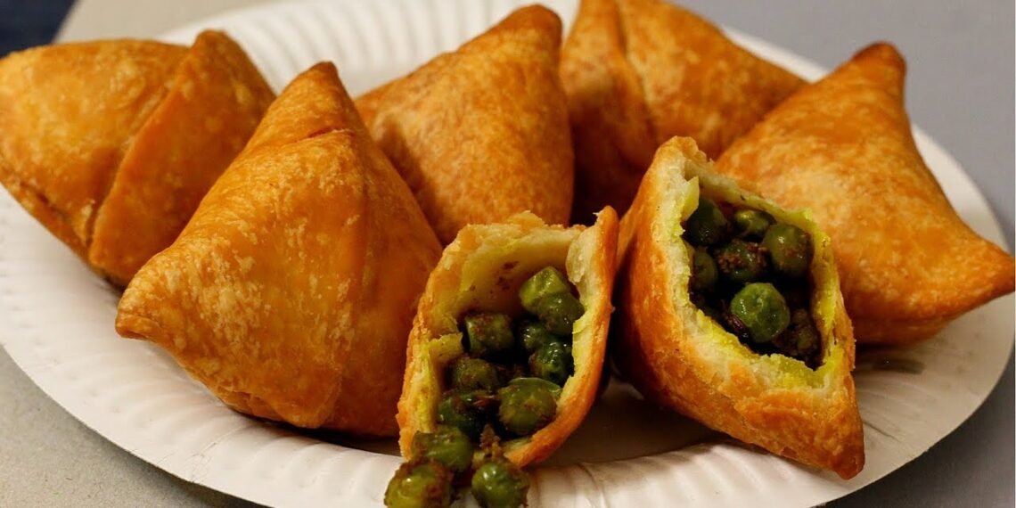 Monsoon Snacks: চিঙৰা খাই ভাল পোৱা সকলে ট্ৰাই কৰক Matar Samosa, আহক জানো বনোৱাৰ ৰেচিপি