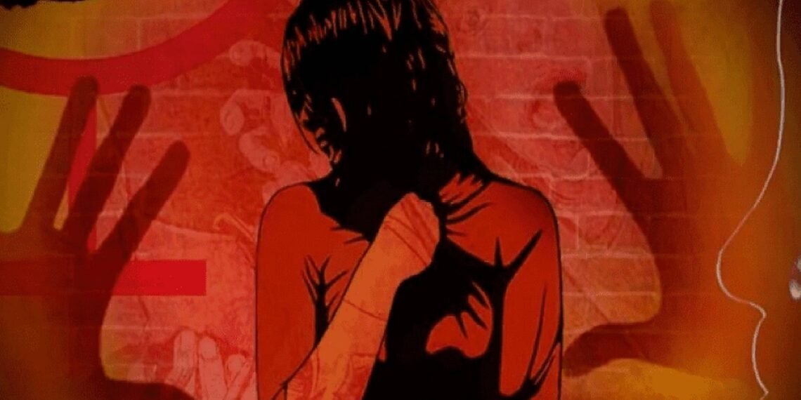 পিতৃ-পুত্ৰৰ জঘন্য কাণ্ড! নগ্ন ফটো উঠাই দীৰ্ঘদিনে কৰি আহিছিল ধৰ্ষণ; যৌন নিৰ্যাতন সহ্য কৰিব নোৱাৰি দাখিল কৰিলে এজাহাৰ