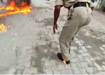 Video: NSUIৰ উত্তাল প্ৰতিবাদ; প্ৰতিমূৰ্তিৰ জুই নুমুৱাবলৈ গৈ আৰক্ষীৰ ভৰিত লাগে জুই