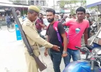 Video: ‘কি হৈছে কি হোৱা নাই নোকোৱাকৈ বাইকৰ চাবি কাঢ়ি লৈছে’- বাইকৰ আৰহী আৰু পৰিবহণ বিষয়া-গাৰ্ডৰ তীব্ৰ বাক-বিতণ্ডা