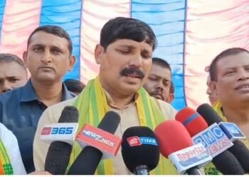 আমিহে নিৰ্বাচন খেলিছো, আপোনালোকে খেলা নাই নহয়; এই বুলি কৈ সাংবাদিকক সাধু কথা শুনালে ভৱেশ কলিতাই