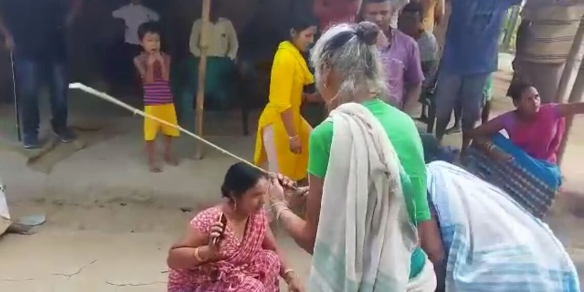 মৰেল পুলিচিং! অবৈধ সম্পৰ্ক থকাৰ অভিযোগ তুলি ২ গৰাকী মহিলাক চোতালত আঁঠু কঢ়োৱাই প্ৰচণ্ড প্ৰহাৰ; চাওক VIDEO