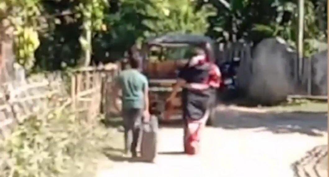 অদ্ভুত কাণ্ড! স্বামী থাকে কেৰালাত, পত্নীয়ে বহু পুৰুষৰে গঢ়িছিল যৌন সম্পৰ্ক; ফলত ১২ বছৰৰ বাবে গাঁৱৰ পৰা বহিষ্কাৰ মহিলাক