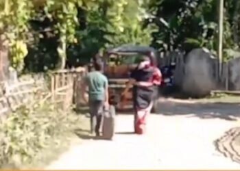 অদ্ভুত কাণ্ড! স্বামী থাকে কেৰালাত, পত্নীয়ে বহু পুৰুষৰে গঢ়িছিল যৌন সম্পৰ্ক; ফলত ১২ বছৰৰ বাবে গাঁৱৰ পৰা বহিষ্কাৰ মহিলাক