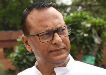 সভাস্থলীতে ৰাইজৰ সন্মুখতে ফোন কৰিলে বিভাগীয় কৰ্তৃপক্ষক; হোজাইৰ এফচিআই ৰোড মেৰামতিক লৈ নিৰ্দেশ প্ৰদ্যুৎ বৰদলৈৰ